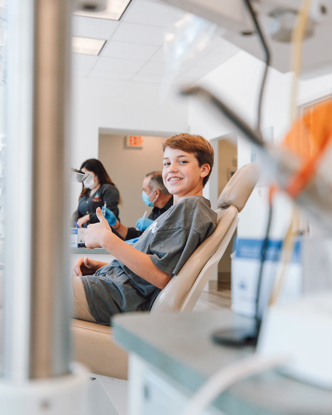 Menino sorrindo na cadeira do dentista